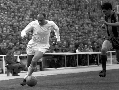 Alfredo di St&eacute;fano, en un partido contra el Barcelona en 1962.