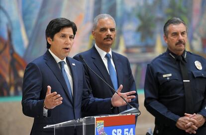 El presidente del Senado de California, Kevin de León, el exfiscal general de EE UU, Eric Holder, y el jefe de policía de Los Ángeles, Charlie Beck, este miércoles en Los Ángeles.