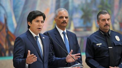 El presidente del Senado de California, Kevin de León, el exfiscal general de EE UU, Eric Holder, y el jefe de policía de Los Ángeles, Charlie Beck, este miércoles en Los Ángeles.