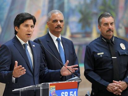El presidente del Senado de California, Kevin de León, el exfiscal general de EE UU, Eric Holder, y el jefe de policía de Los Ángeles, Charlie Beck, este miércoles en Los Ángeles.