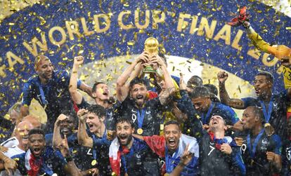 La selección francesa, con la Copa del Mundo tras ganar la final.