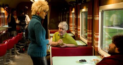 El director de cine Pedro Almodóvar y la actriz Adriana Ugarte en el rodaje de la película 'Julieta'.