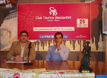 El diestro Iván Fandiño, a la derecha, y el periodista Álvaro Suso, en la semana cultural del Club Taurino de Llodio.