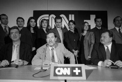 En primera fila, los periodistas Antonio San José y Francisco Basterra, y el responsable de CNN en España, Rolando Santos, en 1999. Detrás (de izquierda a derecha), José María Calleja, Rafael Lechner, Marta Fernández, Letizia Ortiz, Álvaro Moreno de la Santa, Nuria Díaz, Inma Aguilar, Roger Persiva e Hilario Pino.