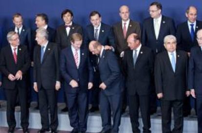 El presidente del Gobierno español, Mariano Rajoy (c, segunda fila) posa para la foto de familia de la cumbre de Jefes de Estado y de Gobierno de la Unión Europea, que se celebra hoy y mañana en Bruselas para buscar salidas a la actual crisis económica.