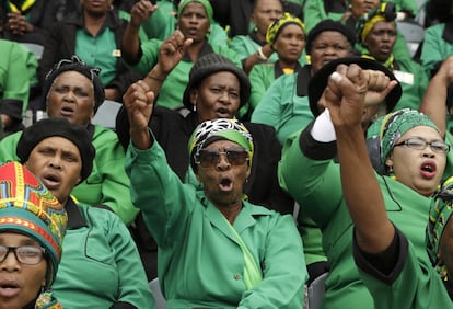 Los asistentes recuerdan a Winnie Mandela puño en alto en el estadio de Orlando en Soweto, el 11 de abril de 2018.