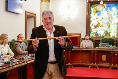 El candidato de EH Bildu Joseba Asiron es el nuevo alcalde de Pamplona tras ganar la moción de censura planteada contra Cristina Ibarrola (UPN), que apoyaron el grupo abertzale, PSN, Geroa Bai y Contigo-Zurekin. Asiron obtuvo los 15 votos de la mayoría en una votación a viva voz, en un salón de plenos abarrotado, mientras también en la calle se seguían los acontecimientos con expectación y en medio del bullicio de una charanga que celebraba ya el cambio de gobierno.