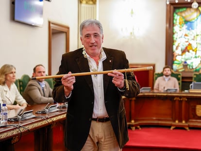 El candidato de EH Bildu Joseba Asiron es el nuevo alcalde de Pamplona tras ganar la moción de censura planteada contra Cristina Ibarrola (UPN), que apoyaron el grupo abertzale, PSN, Geroa Bai y Contigo-Zurekin. Asiron obtuvo los 15 votos de la mayoría en una votación a viva voz, en un salón de plenos abarrotado, mientras también en la calle se seguían los acontecimientos con expectación y en medio del bullicio de una charanga que celebraba ya el cambio de gobierno.