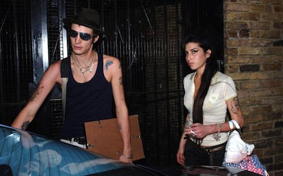 En enero de 2008, Amy Winehouse ingresa como interna en una clínica de rehabilitación. Después continuaría el tratamiento en la cínica desde fuera. En la foto, Amy y Blake salen de su casa en Candem para dirigirse a la clínica a una de sus sesiones. 