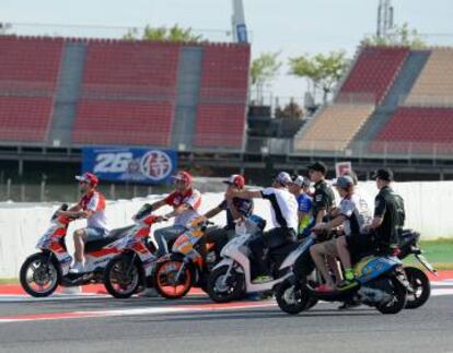 Dovizioso, Iannone, Marquez y otros pilotos observan el lugar del accidente mortal de Salom.