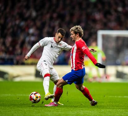 Berenguer y Griezmann disputan un balón en las semifinales de la Copa del Rey.