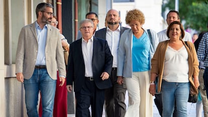 El secretario regional de los socialistas murcianos (PSRM-PSOE), José Vélez (segundo por la derecha), a su llegada al Comité Federal de su partido el pasado 7 de septiembre en Madrid.