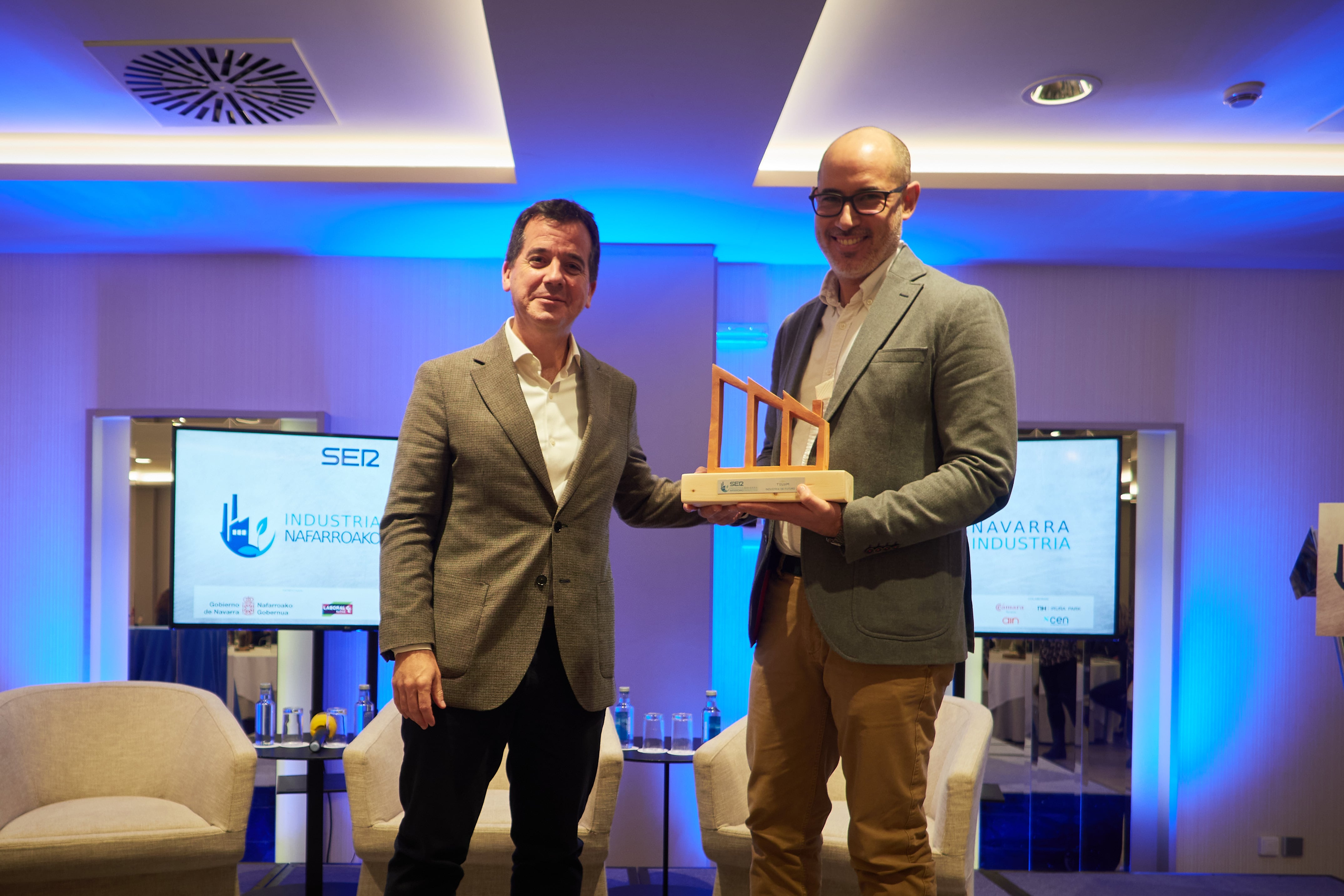 Mikel Irujo junto a Roberto Díez.