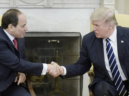 El presidente de EE.UU., Donald Trump estrecha la mano de su hom&oacute;logo egipcio, Abdelfatah al Sisi durante su reuni&oacute;n en el Despacho Oval de la Casa Blanca en Washington, Estados Unidos. 
 
 