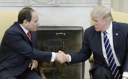 El presidente de EE.UU., Donald Trump estrecha la mano de su homólogo egipcio, Abdelfatah al Sisi durante su reunión en el Despacho Oval de la Casa Blanca en Washington, Estados Unidos.