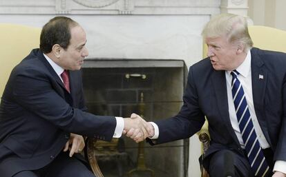 El presidente de EE.UU., Donald Trump estrecha la mano de su hom&oacute;logo egipcio, Abdelfatah al Sisi durante su reuni&oacute;n en el Despacho Oval de la Casa Blanca en Washington, Estados Unidos. 
 
 