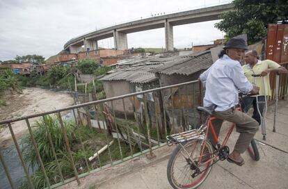 Moradores da comunidade da Paz, que fica a 900 metros da Arena Corinthians, vivem à beira de um córrego poluído a espera das novas habitações prometidas pela Prefeitura.