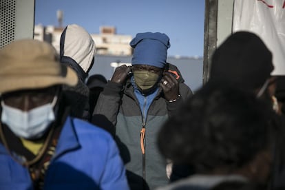 Varios migrantes abandonan la nave, este martes en Badalona (Barcelona).