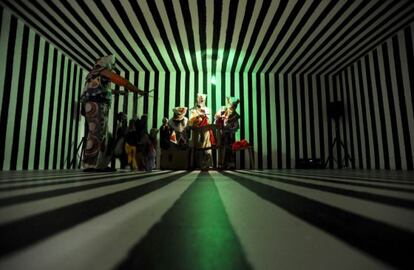 El británico Spartacus Chetwynd (derecha) momentos antes de ser nominado para el codiciado premio Turner de arte contemporáneo.