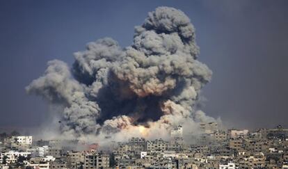 Humo y fuego tras un ataque israelí en Gaza, el 29 de julio.