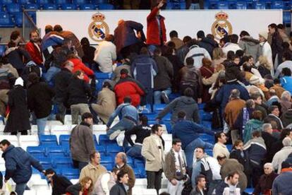 Un sector de los espectadores desaloja el estadio Bernabéu.