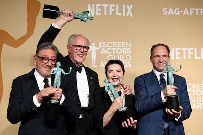 De izquierda a derecha, Sergio Castellitto, John Lithgow, Isabella Rossellini y Ralph Giennes posan con el premio conjunto al reparto de 'Cónclave' en los Screen Actors Guild Awards, en Los Angeles, California, el 23 de febrero.