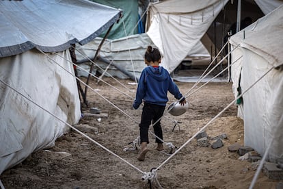 Una generación sufriente: "No hay nada más triste en Gaza que mirar a los niños y niñas. Muchos cargan con mucho más peso del que corresponde a su edad. En lugar de estar en escuelas o parques, viven en sus colegios y se enfrentan a la guerra con un pequeño plato de comida vacío en la mano y los pies descalzos, como la niña de la imagen. No siempre me alegra hacer estas fotos. Al contrario, estas escenas me entristecen profundamente y me desgarran el corazón. Los más pequeños de esta ciudad no pueden soportar tanto agotamiento. Pero mi único consuelo es la esperanza de que esta generación, algún día, se levante contra la injusticia y que las escuelas y parques
vuelvan a ser lo que fueron".
Según datos del ministerio de Salud palestino, que la ONU toma como referencia, desde octubre de 2023, los ataques israelíes han matado al menos a 58.000 palestinos, de los cuales 17.000 eran niños y niñas. Varios miles, si sobreviven, arrastran secuelas físicas y psicológicas de sus heridas durante toda la vida.