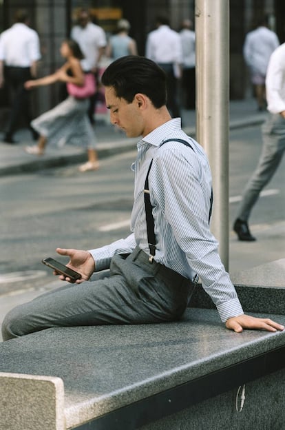 El pantalón de vestir y la camisa son de la firma neoyorquina BROOKS BROTHERS.