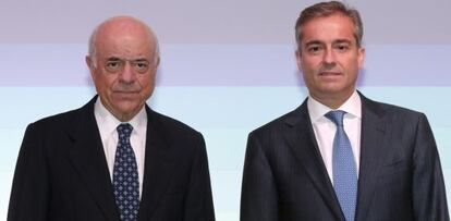 El presidente del BBVA, Francisco González (i) y Ángel Cano.