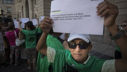 Miembros de la PAH,frente al Ayuntamiento de Barcelona 