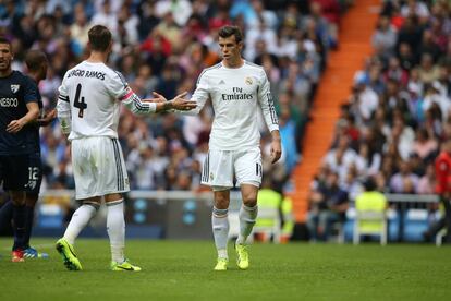 Bale es saludado por Ramos al ingresar en el terreno de juego.