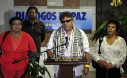 El comandante Seuxis Paucias Hernández Solarte, alias "Jesús Santrich" (c), responde preguntas a periodistas, al inicio de una nueva sesión en el Palacio de Convenciones de La Habana (Cuba), donde continúan los diálogos paz entre los guerrilleros de las FARC-EP y los representantes del gobierno colombiano.