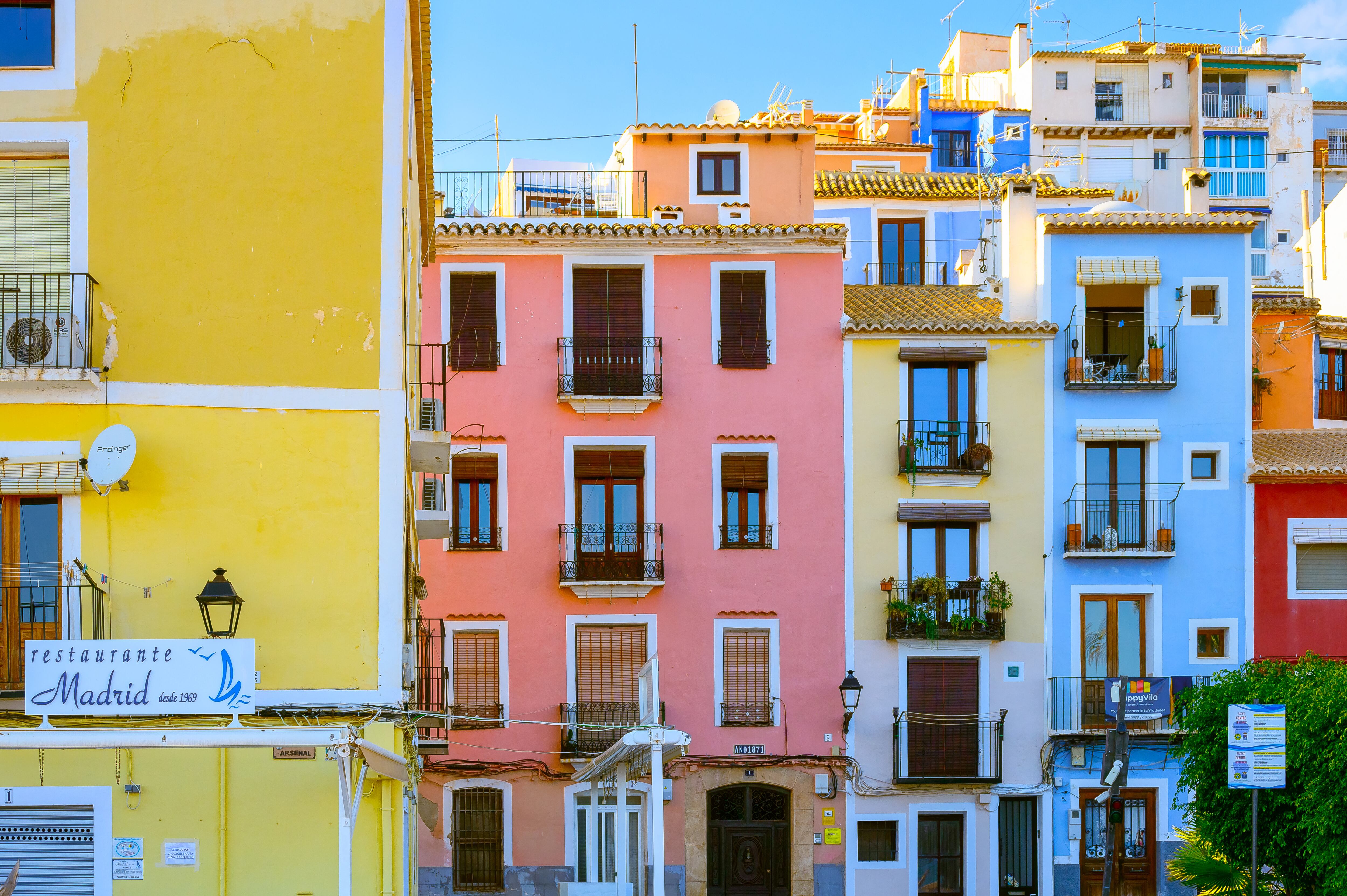 Las fachadas de colores en el Raval de la Marina de La Vila Joiosa (Alicante).