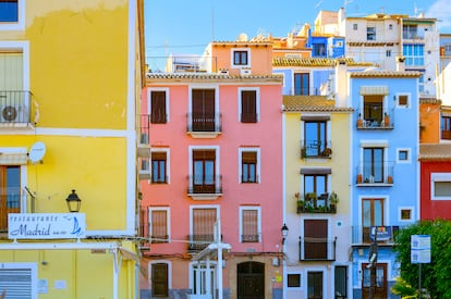 Las fachadas de colores en el Raval de la Marina de La Vila Joiosa (Alicante).