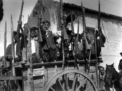 Campesinos del bando republicano muestran sus armas en Talavera de la Reina (Toledo), en una imagen de 1936,