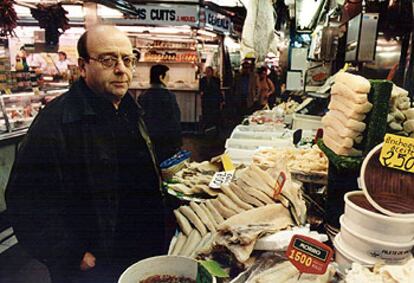 Manuel Vázquez Montalbán, en el mercado de la Boquería, en Barcelona.