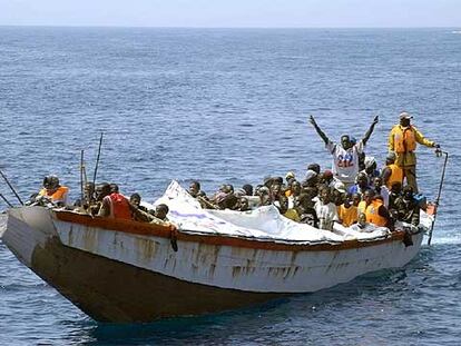 Un cayuco con 103 inmigrantes a bordo se aproxima a La Gomera, tras ocho días de navegación, según sus ocupantes.