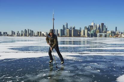 Un hombre juega a hockey en Ward's Island, en Toronto, la cuarta ciudad con mejor calidad de vida del mundo. Las ciudades australianas y canadienses lideran esta edición del 'Liveability Ranking': seis de las primeras 10 poblaciones mejor valoradas se encuentran en uno de estos dos países. La unidad de análisis solo ha publicado las primeras y últimas 10 ciudades de la lista, así como las 10 urbes que más han mejorado o empeorado su puntuación. En ninguno de estos casos aparecen localidades españolas.