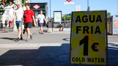 Un cartel anuncia la venta de agua fresca en el centro de Madrid, para intentar mitigar las altas temperaturas registradas en la capital el jueves 11.