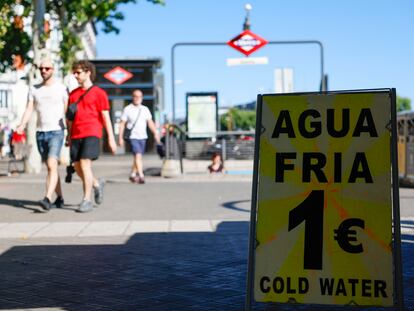 Un cartel anuncia la venta de agua fresca en el centro de Madrid, para intentar mitigar las altas temperaturas registradas en la capital el jueves 11.