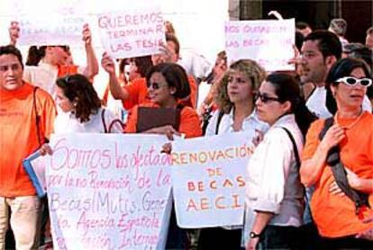 Jóvenes investigadores, concentrados ayer ante la Delegación del Gobierno en Valencia.