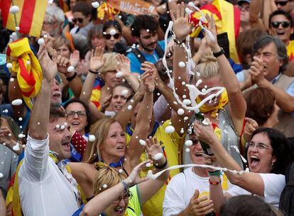 Manifestantes en Barcelona descorchan una botella para celebrar la declaración de independencia.