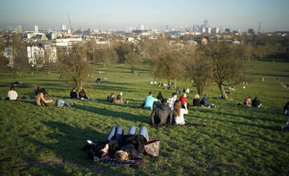 Decenas de personas, en Primorose Hill, Londres, el pasado lunes.