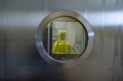 Un trabajador trabaja en el laboratorio de Microbiología Clínica, Virología y Diagnóstico de Emergencia del hospital Luigi Sacco de Milán (Italia), este lunes. 