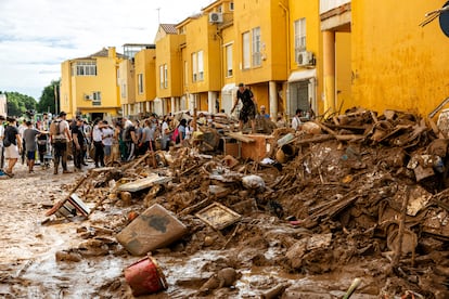 Una calle afectada por las inundaciones en Benetússer (Vlaencia), este sábado. 