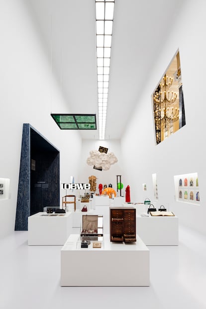 La 'Wunderkammern' de la exposición 'Crafted World' de Loewe, un cuarto de maravillas que reúne las joyas más preciadas de la casa española: desde sus primeras piezas de marroquinería para la Casa Real española hasta los diseños de Anderson para Beyoncé y Rihanna. 