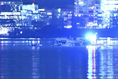 Restos del fuselaje del avión de American Airlines, semihundido en el río Potomac. 