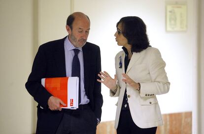 El lider del PSOE Alfredo Pérez Rubalcaba y la diputada socialista Rosa Aguilar charlan en uno de los pasillo del Congreso.