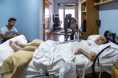 Rafa Botella Martí, en su casa, con su amigo Pau y su madre Marisa.