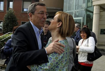 José Luis Bilbao saluda a Itxaso Atutxa a su llegada al acto del PNV en Basauri.